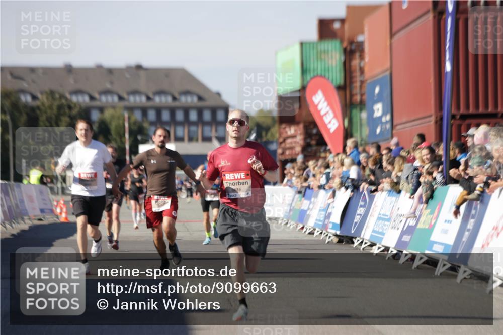 03.10.2025 - Köhlbrandbrückenlauf Jannik Wohlers http://msf.ph/oto/9099663 03.10.2025 12:56:54 Ziel 4068, 4086, 4115, 4491, 5962, 6016 meine-sportfotos.de