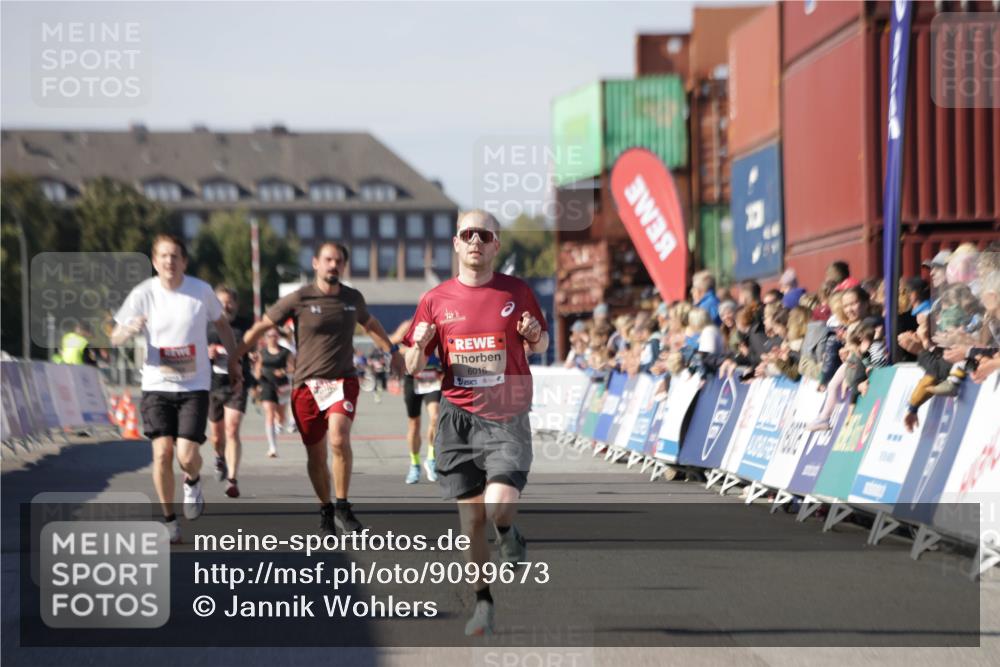 03.10.2025 - Köhlbrandbrückenlauf Jannik Wohlers http://msf.ph/oto/9099673 03.10.2025 12:56:54 Ziel 4068, 4086, 4115, 4491, 5962, 6016 meine-sportfotos.de
