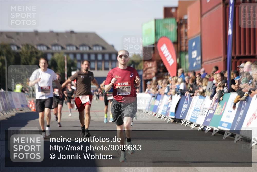 03.10.2025 - Köhlbrandbrückenlauf Jannik Wohlers http://msf.ph/oto/9099683 03.10.2025 12:56:54 Ziel 4068, 4086, 4115, 4491, 5962, 6016 meine-sportfotos.de