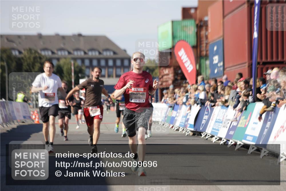 03.10.2025 - Köhlbrandbrückenlauf Jannik Wohlers http://msf.ph/oto/9099696 03.10.2025 12:56:54 Ziel 4068, 4086, 4115, 4491, 5962, 6016 meine-sportfotos.de