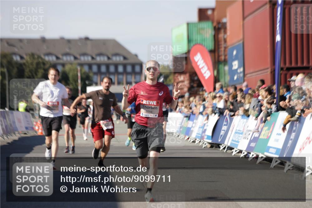 03.10.2025 - Köhlbrandbrückenlauf Jannik Wohlers http://msf.ph/oto/9099711 03.10.2025 12:56:54 Ziel 4068, 4086, 4115, 4491, 5962, 6016 meine-sportfotos.de