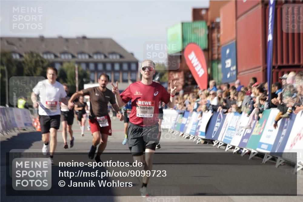 03.10.2025 - Köhlbrandbrückenlauf Jannik Wohlers http://msf.ph/oto/9099723 03.10.2025 12:56:54 Ziel 4068, 4086, 4115, 4491, 5962, 6016 meine-sportfotos.de