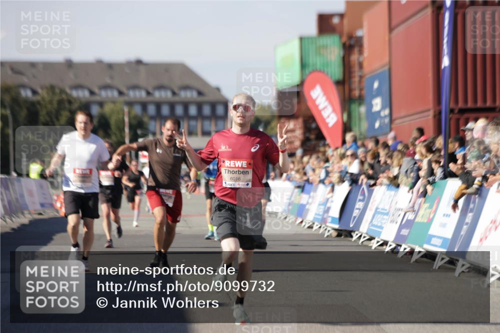 03.10.2025 - Köhlbrandbrückenlauf Jannik Wohlers http://msf.ph/oto/9099732 03.10.2025 12:56:54 Ziel 4068, 4086, 4115, 4491, 5962, 6016 meine-sportfotos.de