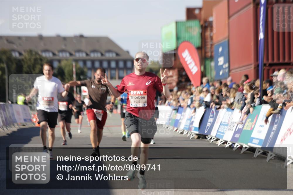 03.10.2025 - Köhlbrandbrückenlauf Jannik Wohlers http://msf.ph/oto/9099741 03.10.2025 12:56:54 Ziel 4068, 4086, 4115, 4491, 5962, 6016 meine-sportfotos.de