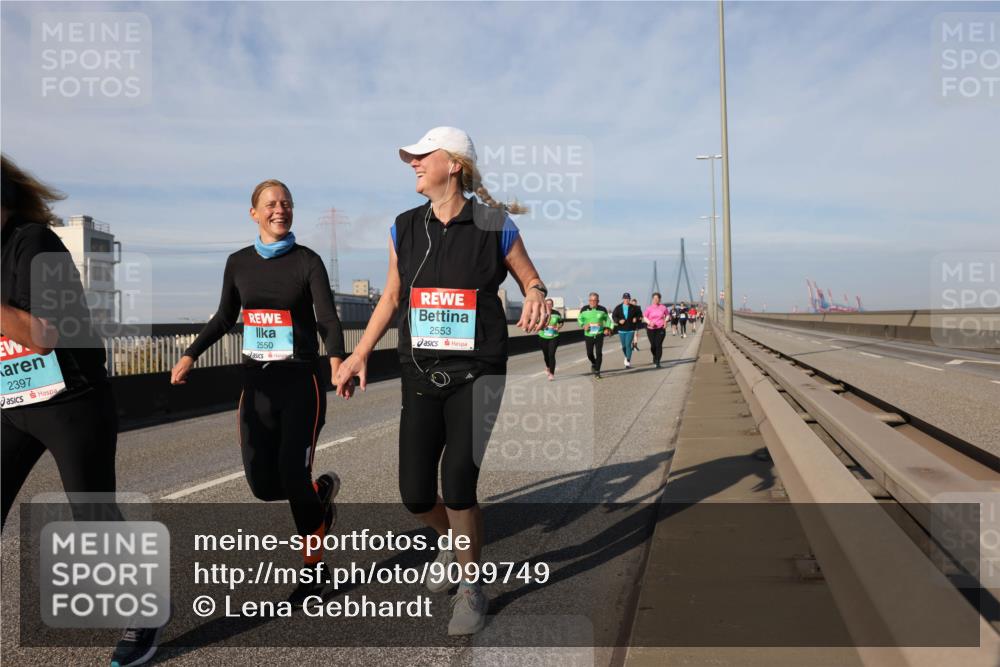 03.10.2025 - Köhlbrandbrückenlauf Lena Gebhardt http://msf.ph/oto/9099749 03.10.2025 10:10:54 Position 2 2397, 2550, 2553 meine-sportfotos.de