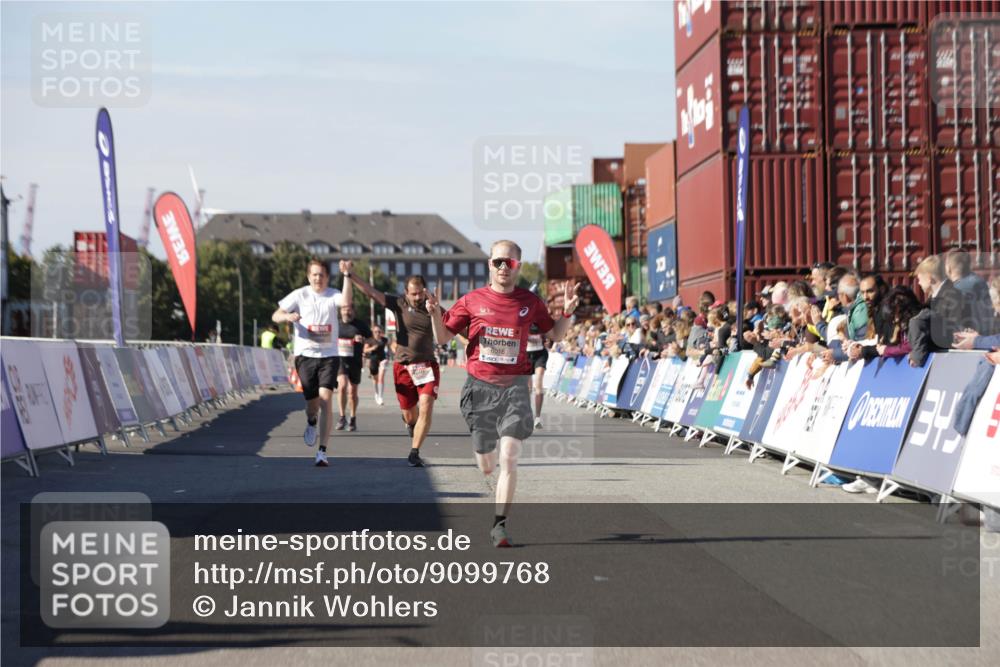 03.10.2025 - Köhlbrandbrückenlauf Jannik Wohlers http://msf.ph/oto/9099768 03.10.2025 12:56:55 Ziel 4068, 4086, 4115, 4491, 5962, 6016 meine-sportfotos.de