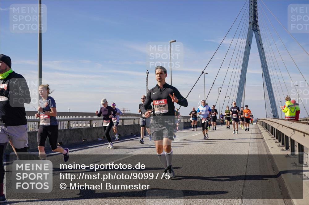03.10.2025 - Köhlbrandbrückenlauf Michael Burmester http://msf.ph/oto/9099775 03.10.2025 12:45:50 Position 2 4377 meine-sportfotos.de
