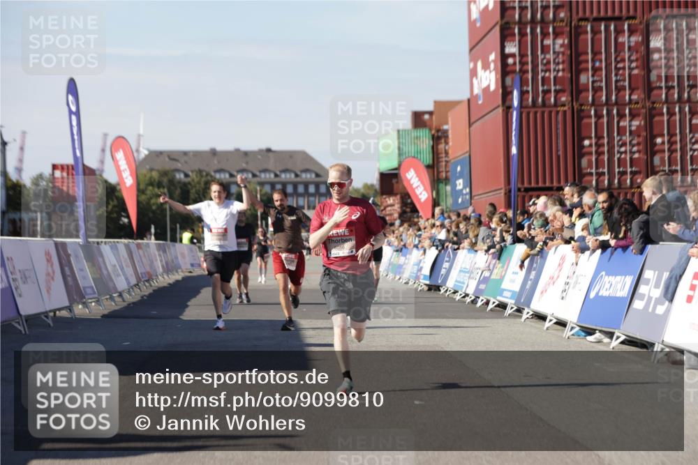 03.10.2025 - Köhlbrandbrückenlauf Jannik Wohlers http://msf.ph/oto/9099810 03.10.2025 12:56:55 Ziel 4068, 4086, 4115, 4491, 5962, 6016 meine-sportfotos.de