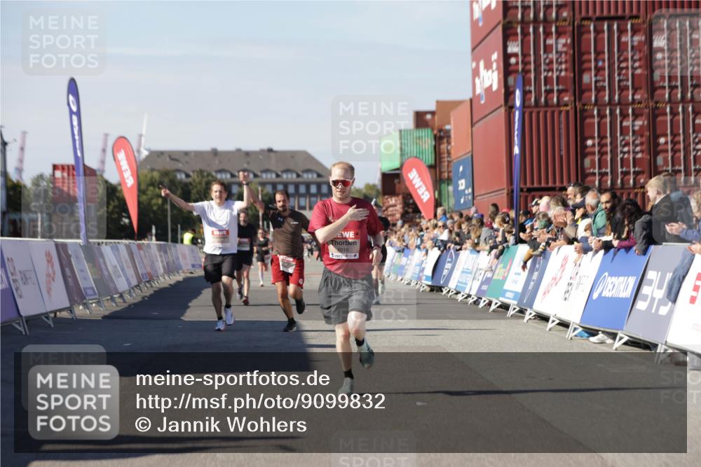 03.10.2025 - Köhlbrandbrückenlauf Jannik Wohlers http://msf.ph/oto/9099832 03.10.2025 12:56:55 Ziel 4068, 4086, 4115, 4491, 5962, 6016 meine-sportfotos.de