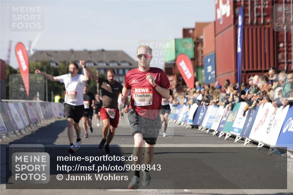 03.10.2025 - Köhlbrandbrückenlauf Jannik Wohlers http://msf.ph/oto/9099843 03.10.2025 12:56:56 Ziel 4068, 4086, 4115, 4491, 5962, 6016 meine-sportfotos.de