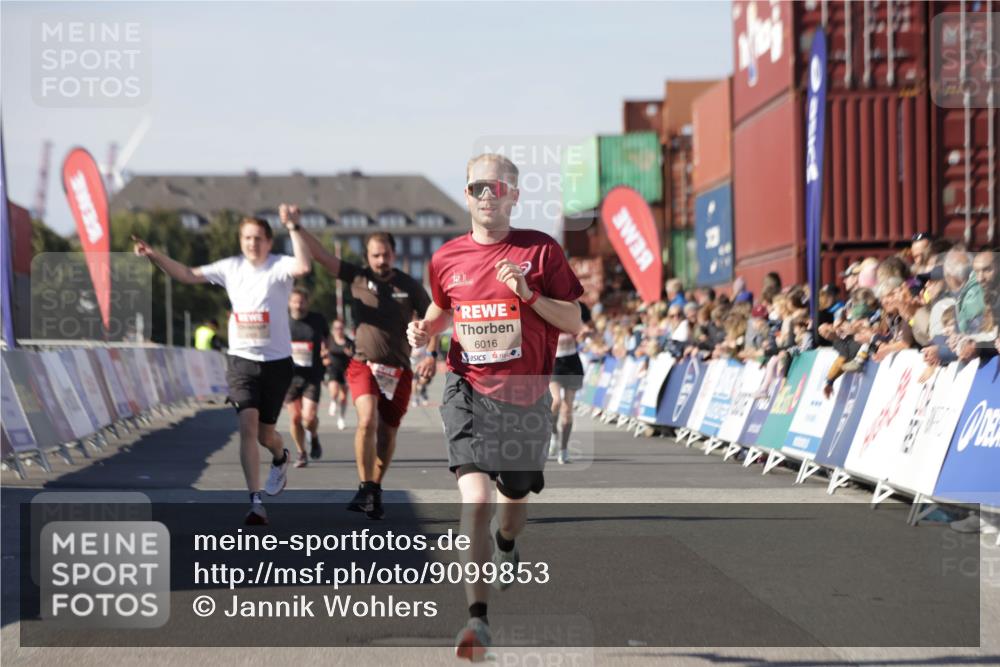 03.10.2025 - Köhlbrandbrückenlauf Jannik Wohlers http://msf.ph/oto/9099853 03.10.2025 12:56:56 Ziel 4068, 4086, 4115, 4491, 5962, 6016 meine-sportfotos.de