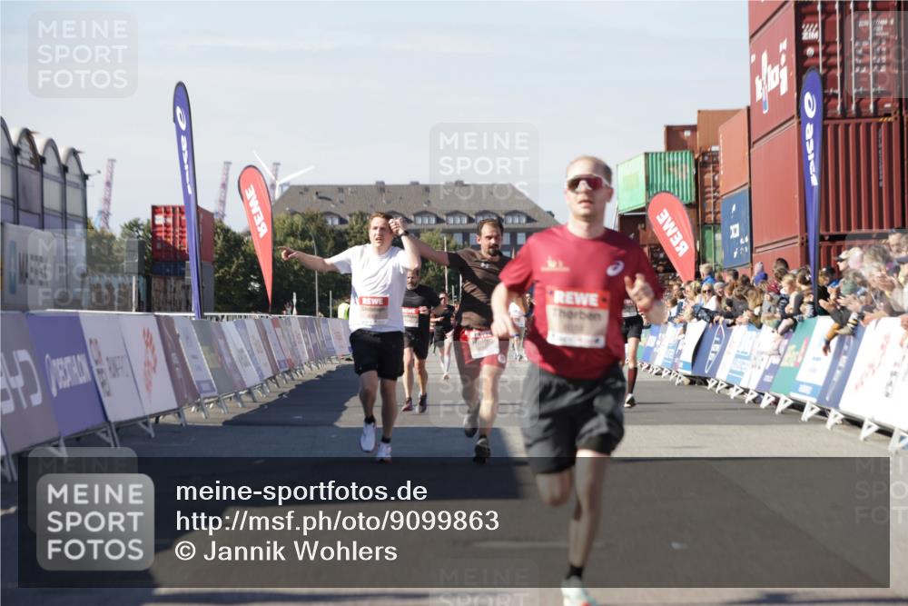 03.10.2025 - Köhlbrandbrückenlauf Jannik Wohlers http://msf.ph/oto/9099863 03.10.2025 12:56:56 Ziel 4068, 4086, 4115, 4491, 5962, 6016 meine-sportfotos.de
