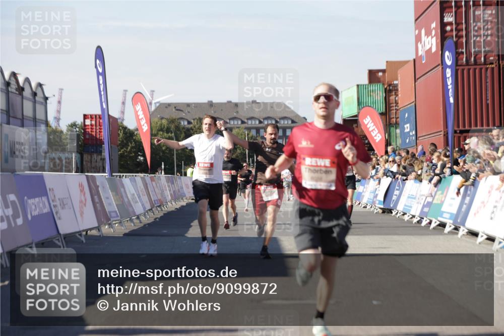 03.10.2025 - Köhlbrandbrückenlauf Jannik Wohlers http://msf.ph/oto/9099872 03.10.2025 12:56:56 Ziel 4068, 4086, 4115, 4491, 5962, 6016 meine-sportfotos.de