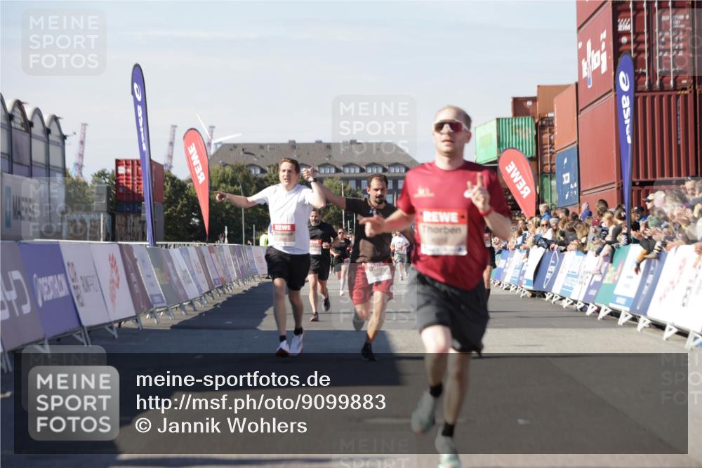 03.10.2025 - Köhlbrandbrückenlauf Jannik Wohlers http://msf.ph/oto/9099883 03.10.2025 12:56:56 Ziel 4068, 4086, 4115, 4491, 5962, 6016 meine-sportfotos.de