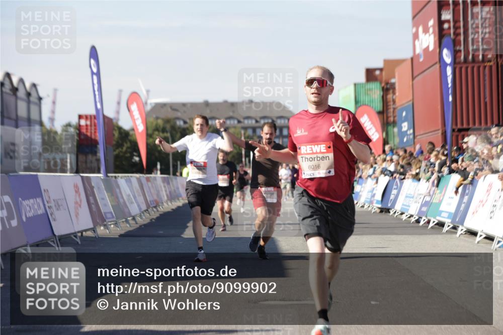 03.10.2025 - Köhlbrandbrückenlauf Jannik Wohlers http://msf.ph/oto/9099902 03.10.2025 12:56:56 Ziel 4068, 4086, 4115, 4491, 5962, 6016 meine-sportfotos.de