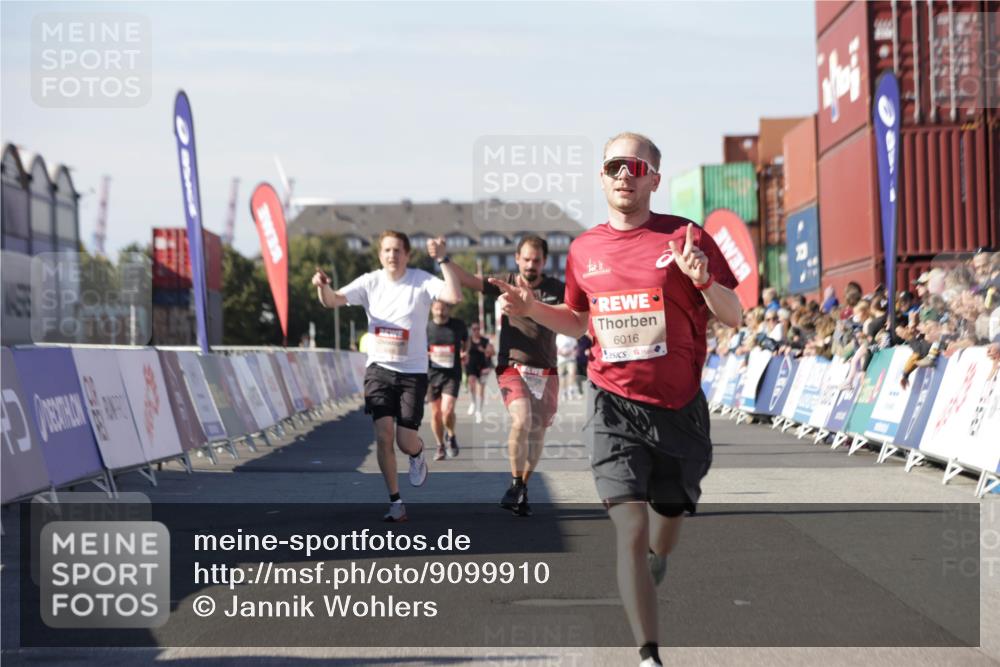 03.10.2025 - Köhlbrandbrückenlauf Jannik Wohlers http://msf.ph/oto/9099910 03.10.2025 12:56:56 Ziel 4068, 4086, 4115, 4491, 5962, 6016 meine-sportfotos.de