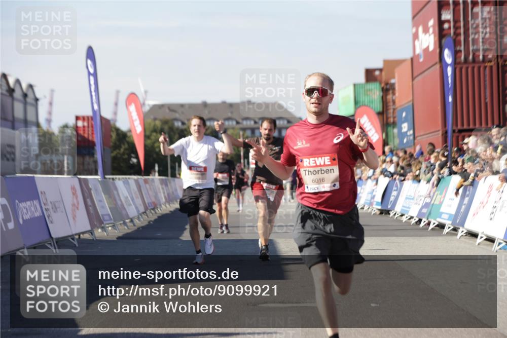 03.10.2025 - Köhlbrandbrückenlauf Jannik Wohlers http://msf.ph/oto/9099921 03.10.2025 12:56:56 Ziel 4068, 4086, 4115, 4491, 5962, 6016 meine-sportfotos.de