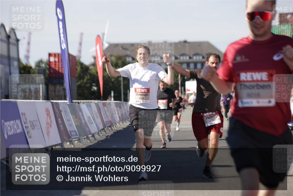 03.10.2025 - Köhlbrandbrückenlauf Jannik Wohlers http://msf.ph/oto/9099927 03.10.2025 12:56:57 Ziel 4068, 4086, 4115, 4491, 5846, 5962, 6016, 6417 meine-sportfotos.de