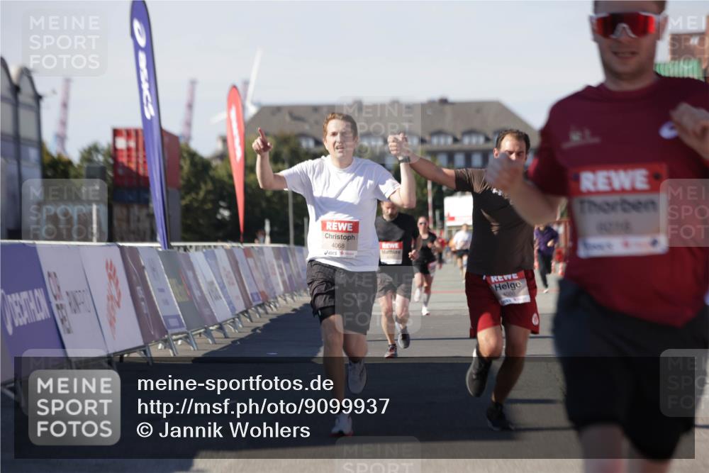 03.10.2025 - Köhlbrandbrückenlauf Jannik Wohlers http://msf.ph/oto/9099937 03.10.2025 12:56:57 Ziel 4068, 4086, 4115, 4491, 5846, 5962, 6016, 6417 meine-sportfotos.de