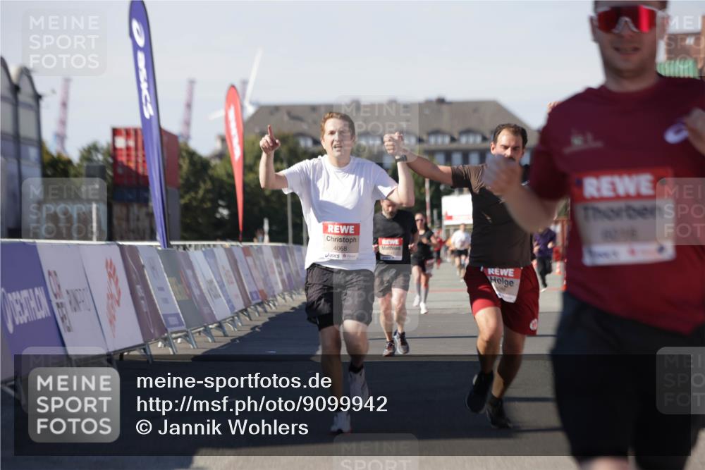 03.10.2025 - Köhlbrandbrückenlauf Jannik Wohlers http://msf.ph/oto/9099942 03.10.2025 12:56:57 Ziel 4068, 4086, 4115, 4491, 5846, 5962, 6016, 6417 meine-sportfotos.de