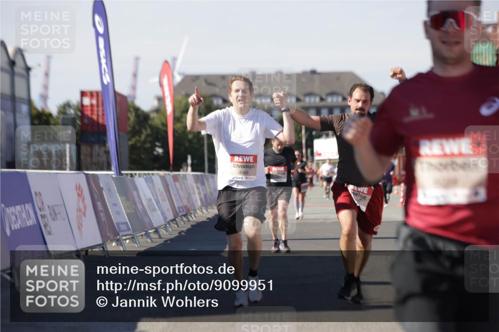 03.10.2025 - Köhlbrandbrückenlauf Jannik Wohlers http://msf.ph/oto/9099951 03.10.2025 12:56:57 Ziel 4068, 4086, 4115, 4491, 5846, 5962, 6016, 6417 meine-sportfotos.de