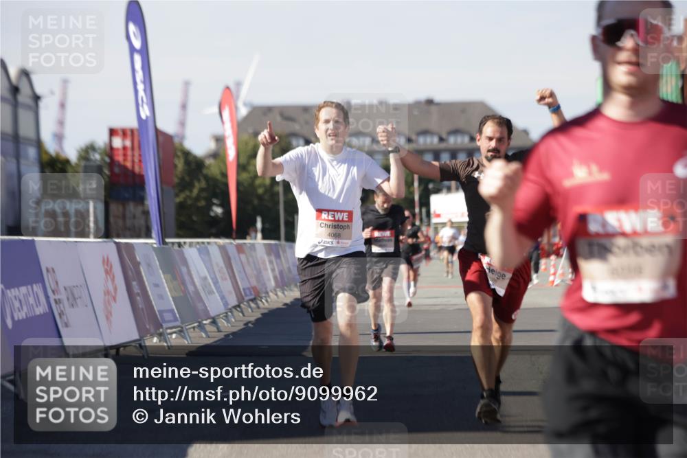 03.10.2025 - Köhlbrandbrückenlauf Jannik Wohlers http://msf.ph/oto/9099962 03.10.2025 12:56:57 Ziel 4068, 4086, 4115, 4491, 5846, 5962, 6016, 6417 meine-sportfotos.de
