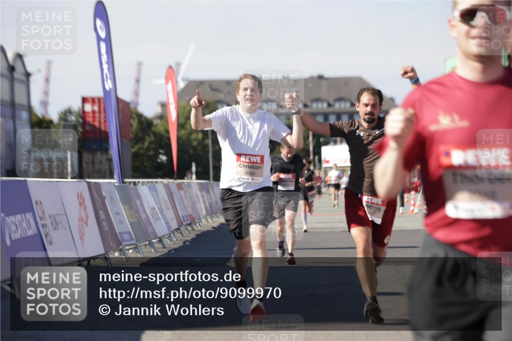 03.10.2025 - Köhlbrandbrückenlauf Jannik Wohlers http://msf.ph/oto/9099970 03.10.2025 12:56:57 Ziel 4068, 4086, 4115, 4491, 5846, 5962, 6016, 6417 meine-sportfotos.de