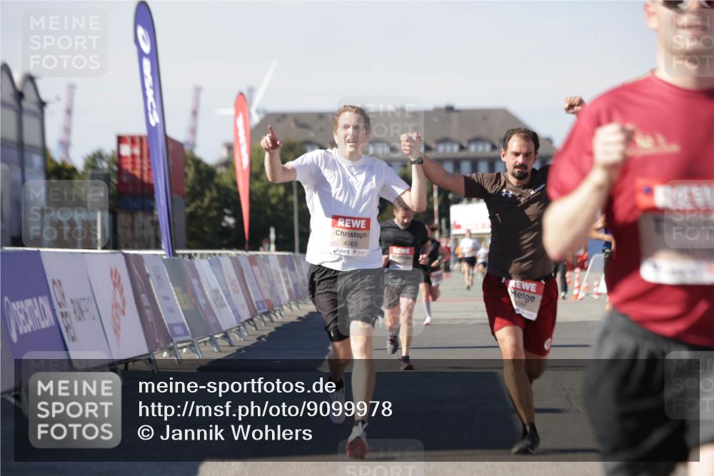 03.10.2025 - Köhlbrandbrückenlauf Jannik Wohlers http://msf.ph/oto/9099978 03.10.2025 12:56:57 Ziel 4068, 4086, 4115, 4491, 5846, 5962, 6016, 6417 meine-sportfotos.de