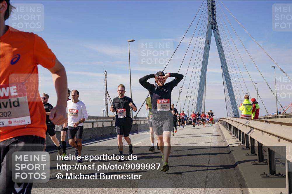 03.10.2025 - Köhlbrandbrückenlauf Michael Burmester http://msf.ph/oto/9099987 03.10.2025 12:45:56 Position 2 302, 6744 meine-sportfotos.de