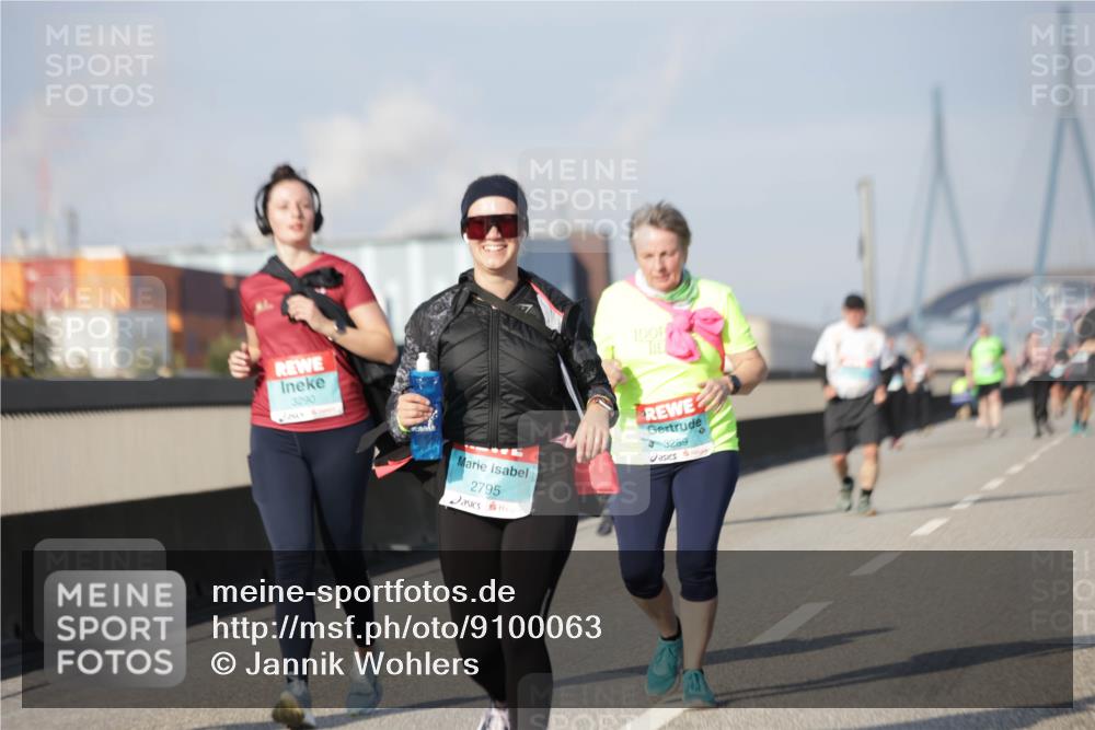 03.10.2025 - Köhlbrandbrückenlauf Jannik Wohlers http://msf.ph/oto/9100063 03.10.2025 10:20:45 Position 3 3290, 2795, 3289 meine-sportfotos.de