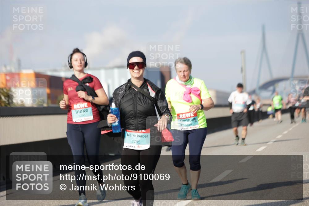 03.10.2025 - Köhlbrandbrückenlauf Jannik Wohlers http://msf.ph/oto/9100069 03.10.2025 10:20:45 Position 3 3290, 2795, 3289 meine-sportfotos.de