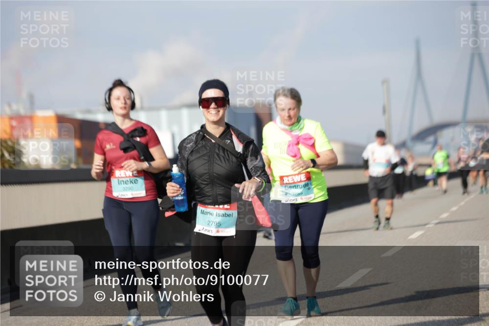 03.10.2025 - Köhlbrandbrückenlauf Jannik Wohlers http://msf.ph/oto/9100077 03.10.2025 10:20:45 Position 3 3290, 2795, 3289 meine-sportfotos.de