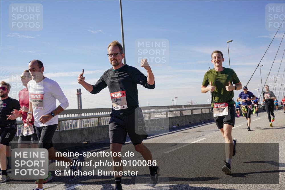03.10.2025 - Köhlbrandbrückenlauf Michael Burmester http://msf.ph/oto/9100086 03.10.2025 12:45:58 Position 2 438, 4386, 4975, 4614 meine-sportfotos.de