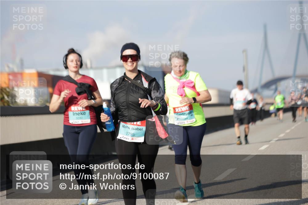 03.10.2025 - Köhlbrandbrückenlauf Jannik Wohlers http://msf.ph/oto/9100087 03.10.2025 10:20:45 Position 3 3290, 2795, 3289 meine-sportfotos.de