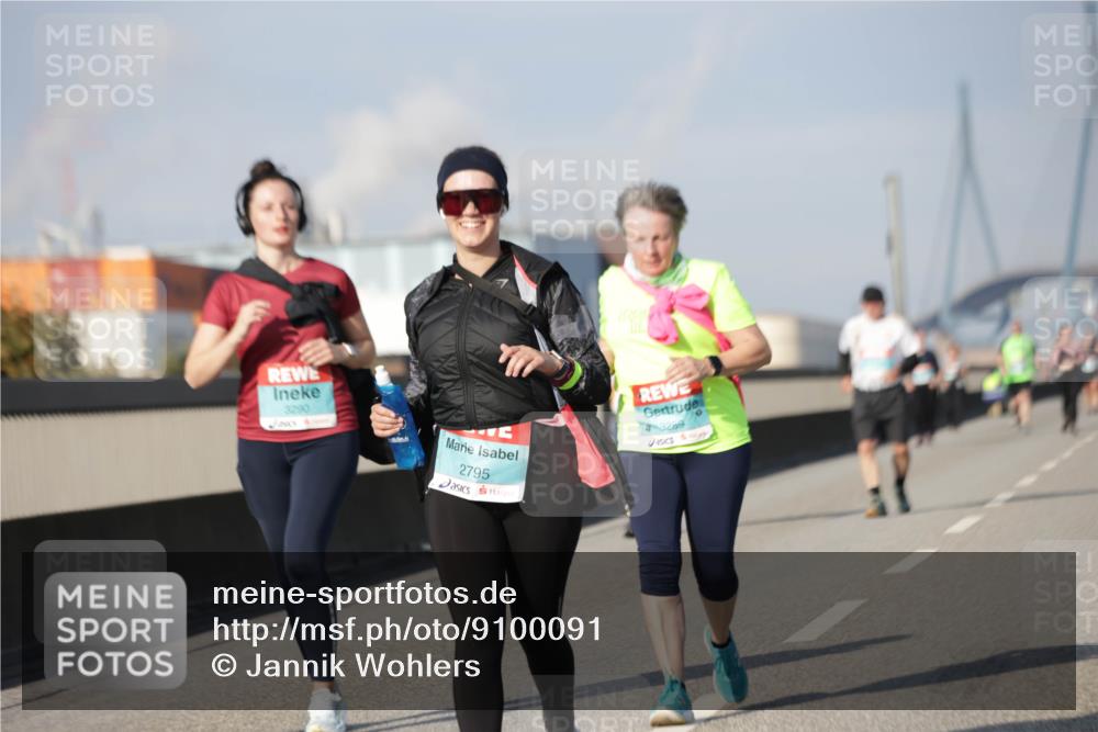 03.10.2025 - Köhlbrandbrückenlauf Jannik Wohlers http://msf.ph/oto/9100091 03.10.2025 10:20:45 Position 3 3290, 2795, 3289 meine-sportfotos.de