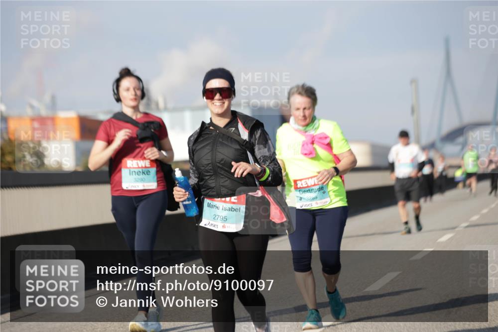 03.10.2025 - Köhlbrandbrückenlauf Jannik Wohlers http://msf.ph/oto/9100097 03.10.2025 10:20:45 Position 3 3290, 2795, 3289 meine-sportfotos.de