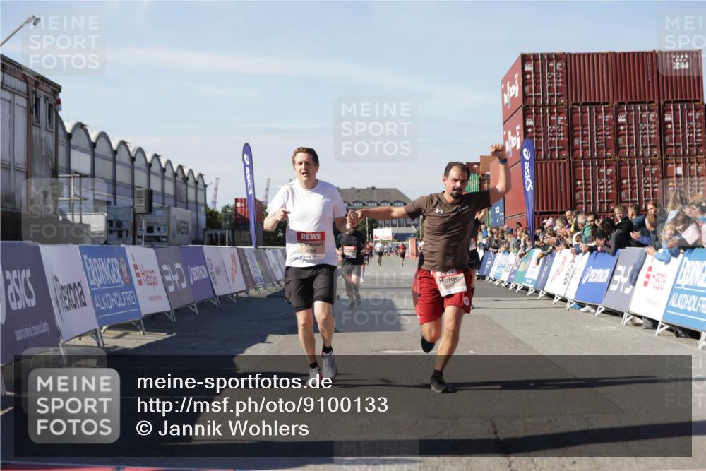 03.10.2025 - Köhlbrandbrückenlauf Jannik Wohlers http://msf.ph/oto/9100133 03.10.2025 12:56:59 Ziel 4042, 4068, 4086, 4115, 4491, 5846, 6016, 6417 meine-sportfotos.de
