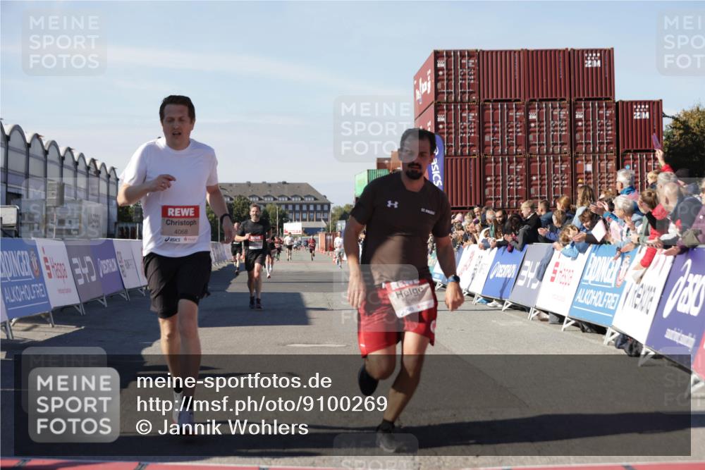 03.10.2025 - Köhlbrandbrückenlauf Jannik Wohlers http://msf.ph/oto/9100269 03.10.2025 12:57:00 Ziel 4042, 4068, 4086, 4115, 4491, 5846, 6016, 6417 meine-sportfotos.de