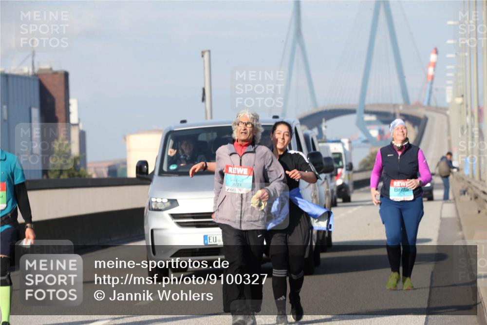 03.10.2025 - Köhlbrandbrückenlauf Jannik Wohlers http://msf.ph/oto/9100327 03.10.2025 10:29:15 Position 3 37, 4 meine-sportfotos.de