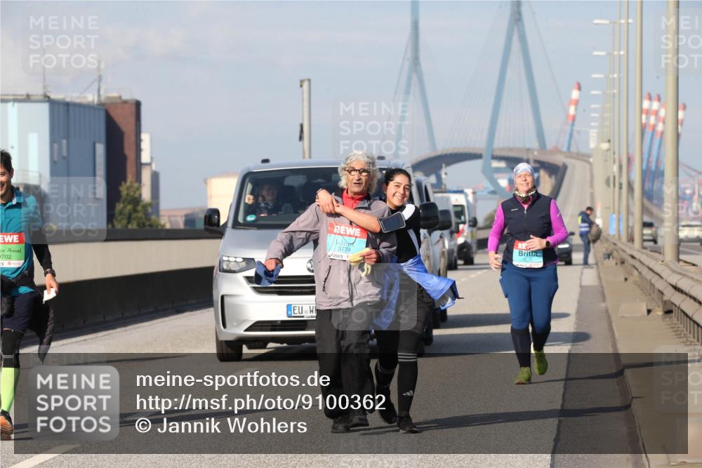 03.10.2025 - Köhlbrandbrückenlauf Jannik Wohlers http://msf.ph/oto/9100362 03.10.2025 10:29:16 Position 3 702, 3774, 357 meine-sportfotos.de