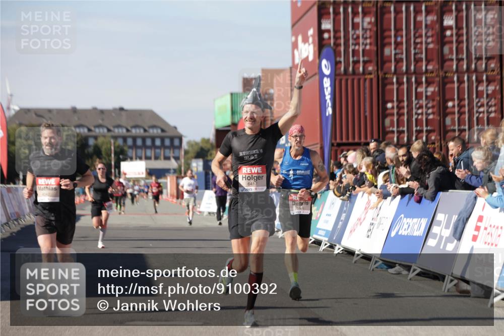 03.10.2025 - Köhlbrandbrückenlauf Jannik Wohlers http://msf.ph/oto/9100392 03.10.2025 12:57:02 Ziel 4042, 4068, 4086, 4115, 5846, 5898, 6016, 6417 meine-sportfotos.de