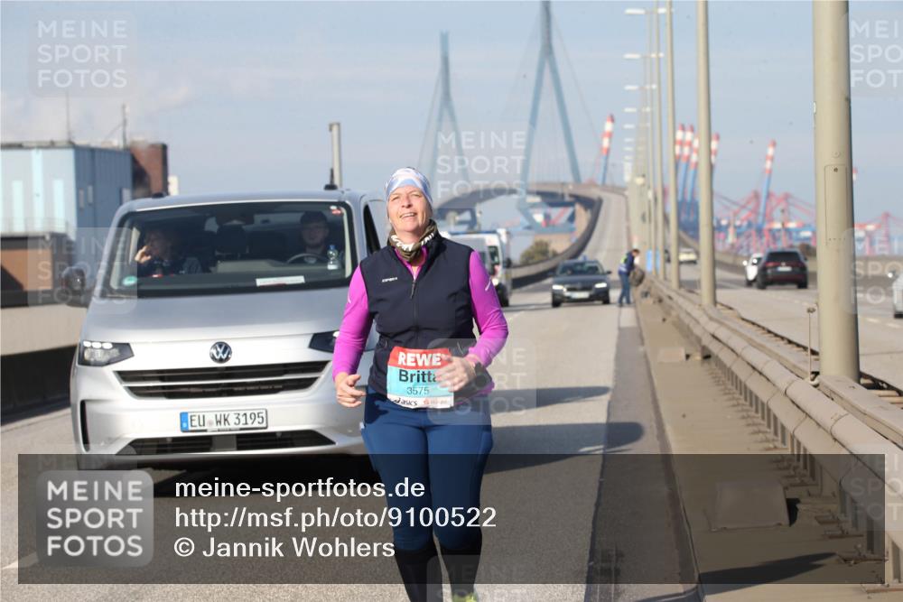 03.10.2025 - Köhlbrandbrückenlauf Jannik Wohlers http://msf.ph/oto/9100522 03.10.2025 10:29:23 Position 3 3195, 3575 meine-sportfotos.de