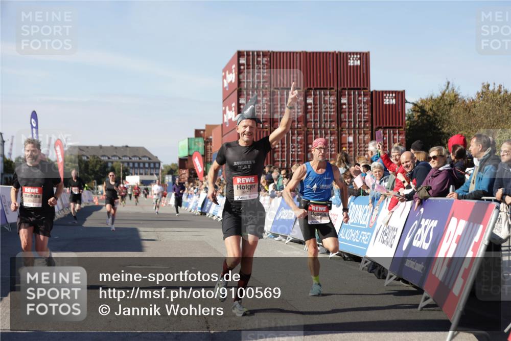03.10.2025 - Köhlbrandbrückenlauf Jannik Wohlers http://msf.ph/oto/9100569 03.10.2025 12:57:03 Ziel 4042, 4068, 4080, 4086, 5846, 5898, 6016, 6417 meine-sportfotos.de