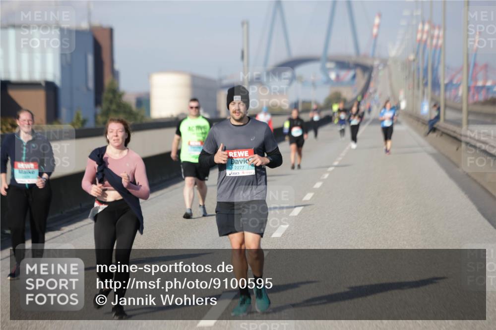 03.10.2025 - Köhlbrandbrückenlauf Jannik Wohlers http://msf.ph/oto/9100595 03.10.2025 10:21:07 Position 3 2277 meine-sportfotos.de