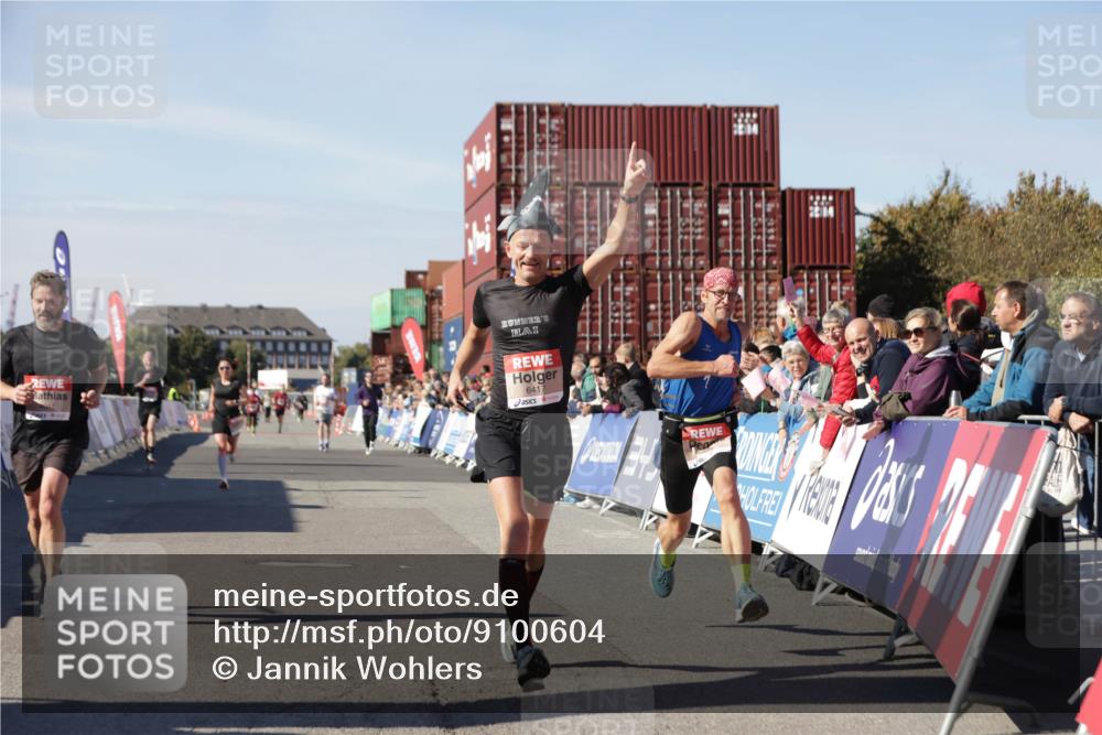 03.10.2025 - Köhlbrandbrückenlauf Jannik Wohlers http://msf.ph/oto/9100604 03.10.2025 12:57:03 Ziel 4042, 4068, 4080, 4086, 5846, 5898, 6016, 6417 meine-sportfotos.de
