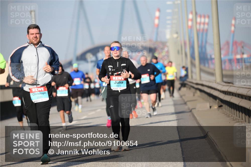 03.10.2025 - Köhlbrandbrückenlauf Jannik Wohlers http://msf.ph/oto/9100654 03.10.2025 10:02:55 Position 3 3529, 1971 meine-sportfotos.de
