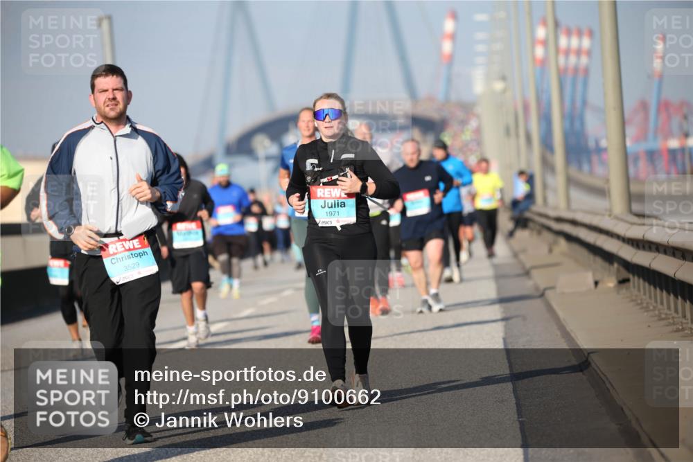 03.10.2025 - Köhlbrandbrückenlauf Jannik Wohlers http://msf.ph/oto/9100662 03.10.2025 10:02:55 Position 3 3529, 1971, 1, 18 meine-sportfotos.de