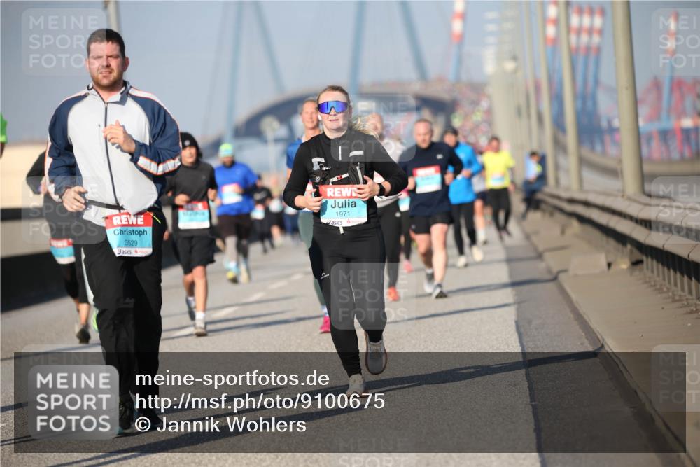 03.10.2025 - Köhlbrandbrückenlauf Jannik Wohlers http://msf.ph/oto/9100675 03.10.2025 10:02:55 Position 3 3529, 1971 meine-sportfotos.de