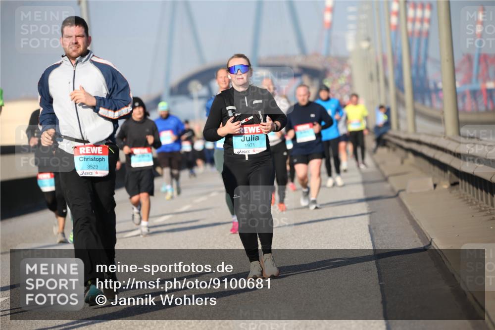 03.10.2025 - Köhlbrandbrückenlauf Jannik Wohlers http://msf.ph/oto/9100681 03.10.2025 10:02:55 Position 3 3529, 1971 meine-sportfotos.de
