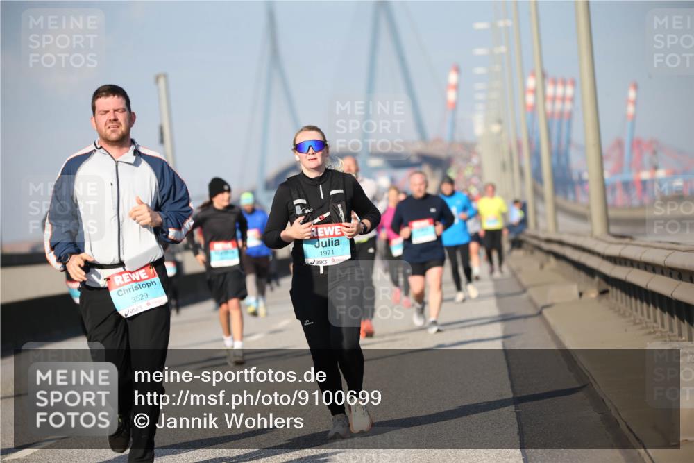 03.10.2025 - Köhlbrandbrückenlauf Jannik Wohlers http://msf.ph/oto/9100699 03.10.2025 10:02:56 Position 3 3529, 1971 meine-sportfotos.de